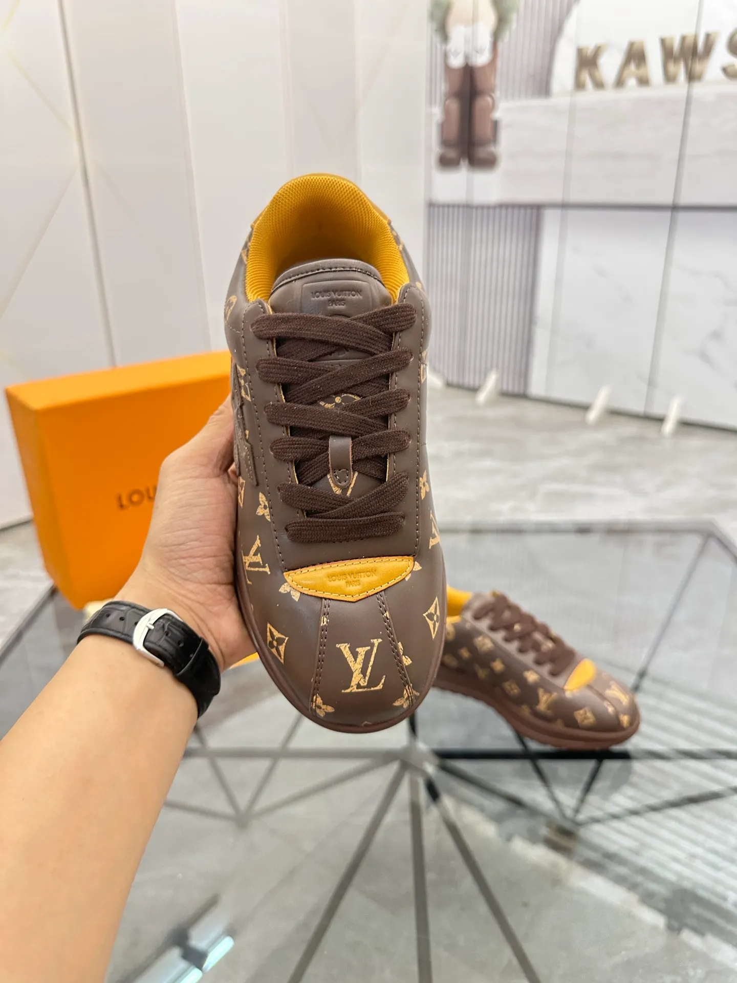 Men's shoes: 💰P700¥ Top quality Product trademark: LV* "Louis Vuitton*" low-top casual shoes Regular size: 35-45 (can be customized to 46) Couple style Product materials: Imported cowhide upper, breathable lining, original outsole. Number: two